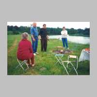 008-1021 Picknick an der Alle bei Buergersdorf im Sommer 1995. Im Bild u.a. Frau E. Riemann und Gerhard Kalweit sowie der Taxifahrer.jpg